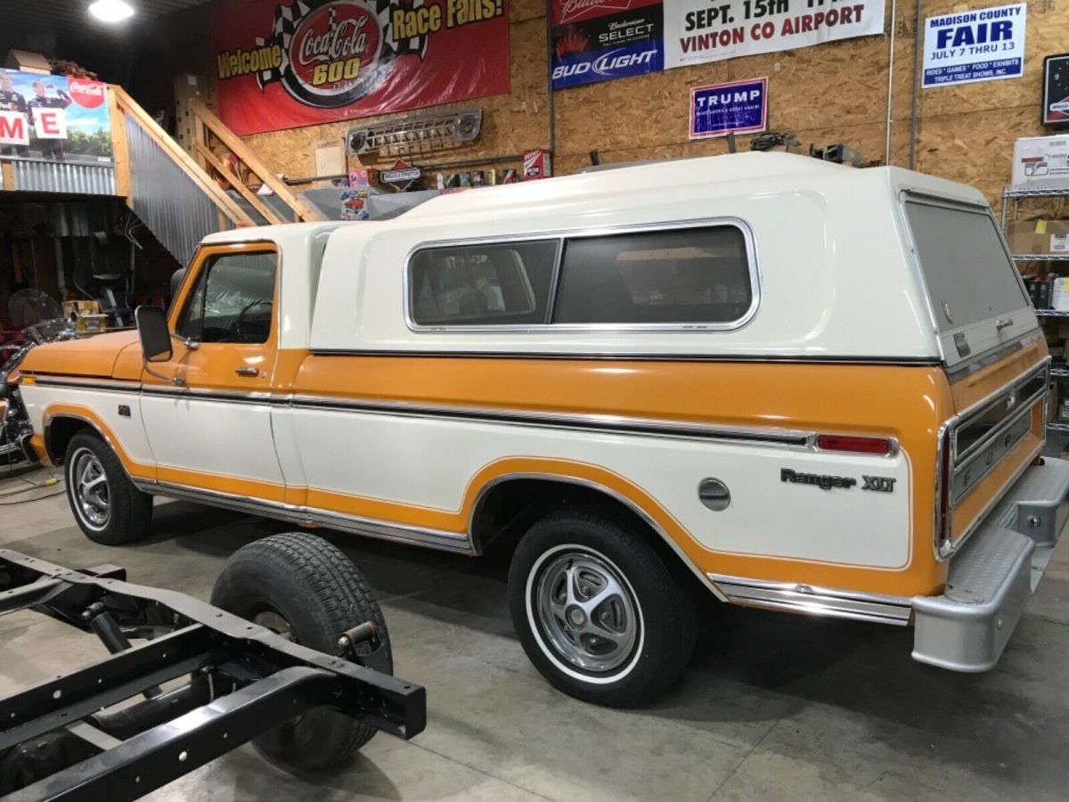 1976 Orange/white Ford F-150 Pick-up
