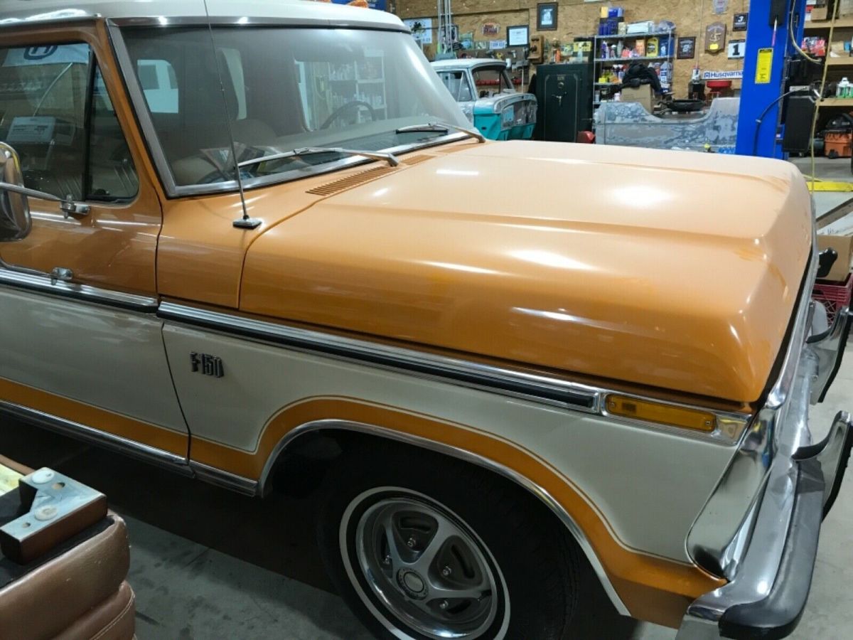 1976 Orange/white Ford F-150 Pick-up