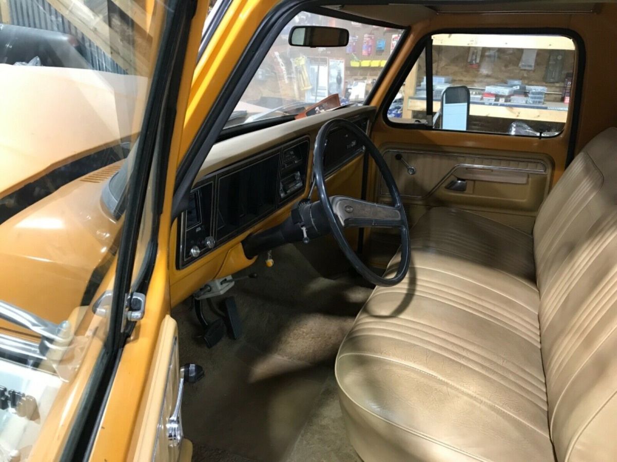 1976 Orange/white Ford F-150 Pick-up
