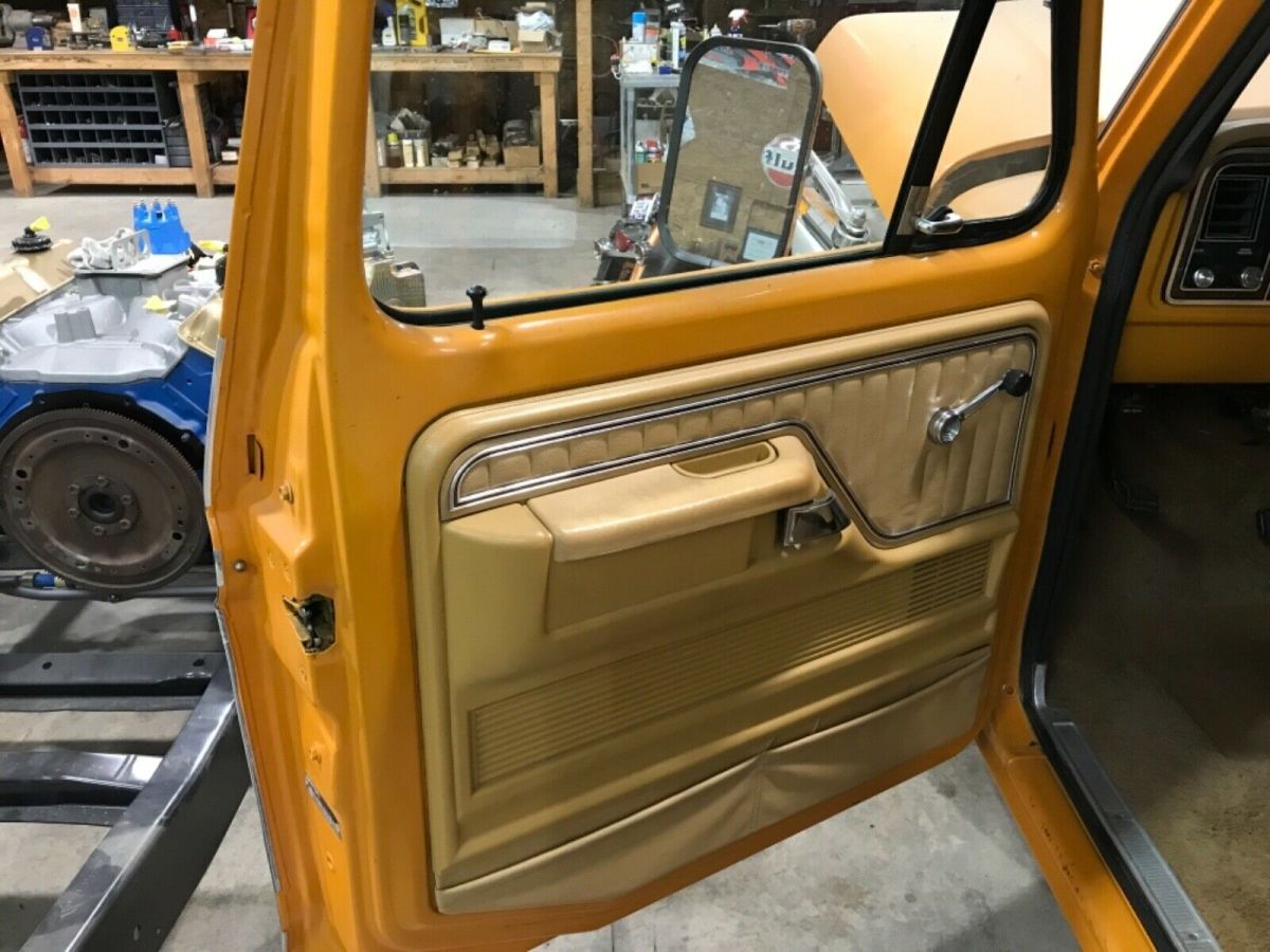 1976 Orange/white Ford F-150 Pick-up