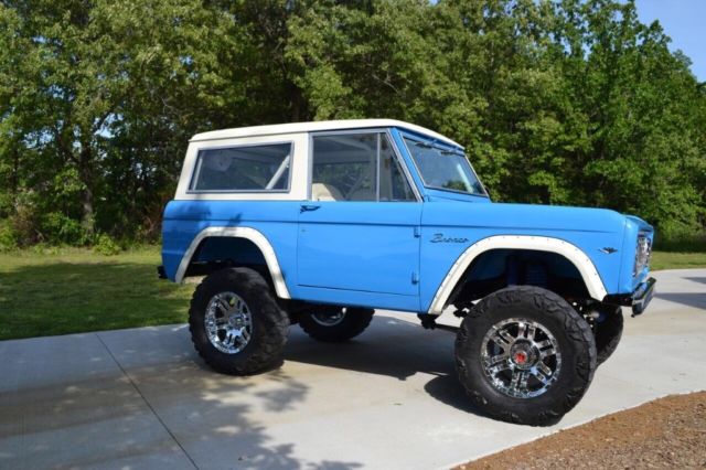 1976 Blue Ford Bronco SUV