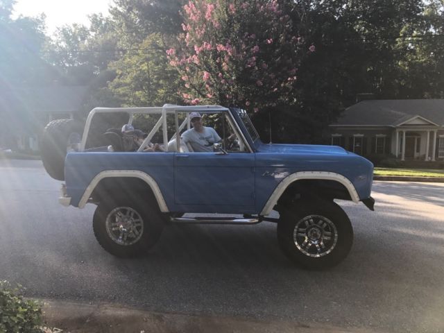 1976 Blue Ford Bronco SUV
