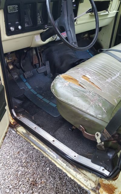 1976 Yellow Ford F-100 Standard Cab Pickup