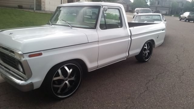 19760000 white/black Ford F-100 Crew Cab Pickup