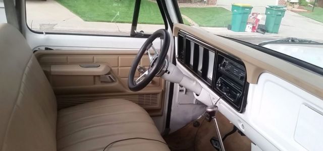 19760000 white/black Ford F-100 Crew Cab Pickup