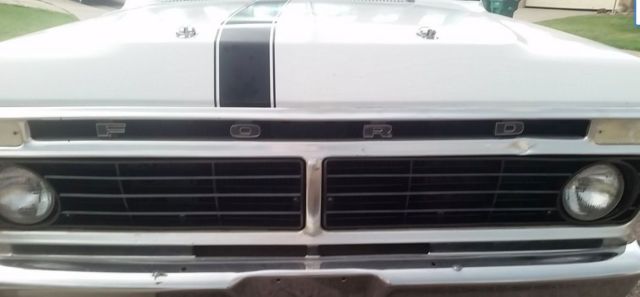 19760000 white/black Ford F-100 Crew Cab Pickup