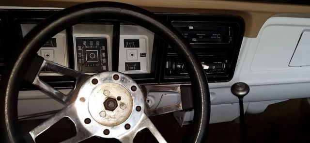 19760000 white/black Ford F-100 Crew Cab Pickup