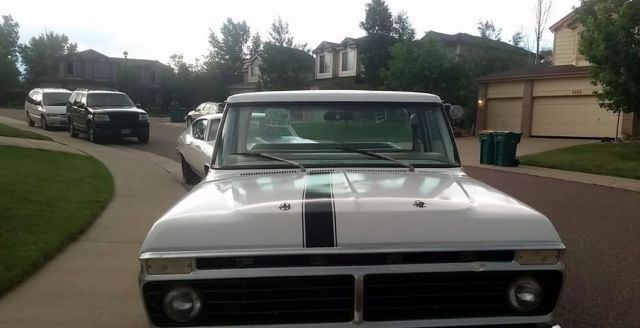 19760000 white/black Ford F-100 Crew Cab Pickup