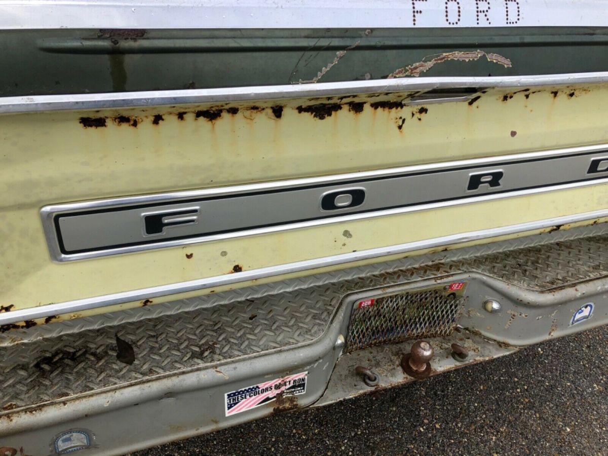 1976 Green Ford F-100 Standard Cab Pickup