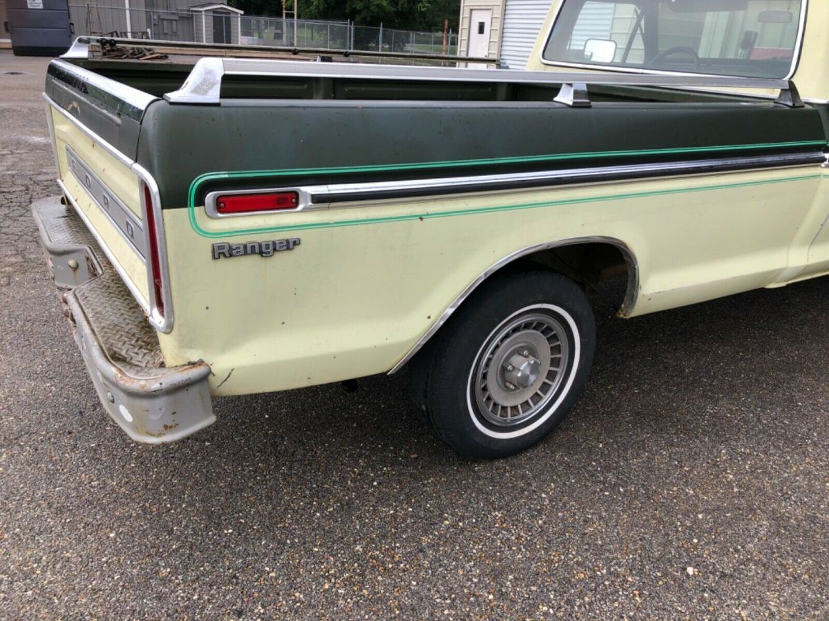 1976 Green Ford F-100 Standard Cab Pickup