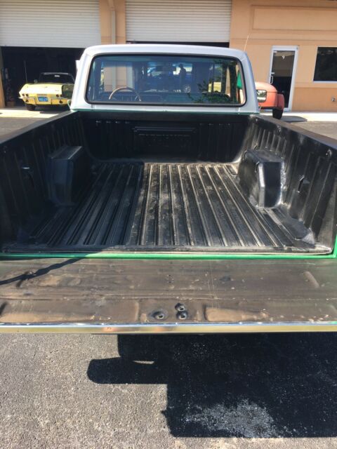 1976 Green Ford F-100 Truck