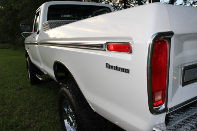 1976 White Ford F-250
