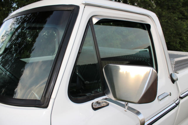 1976 White Ford F-250