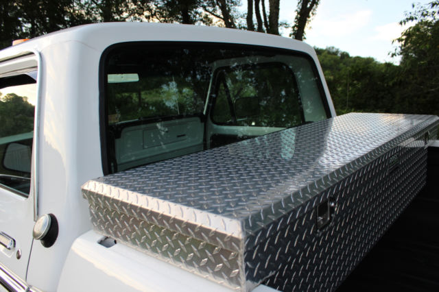 1976 White Ford F-250