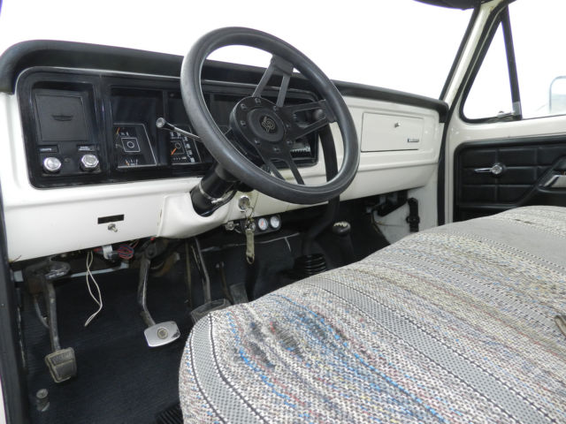 1976 BLACK AND WHITE Ford F-250 Standard Cab Pickup