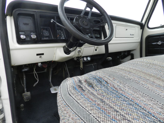 1976 BLACK AND WHITE Ford F-250 Standard Cab Pickup