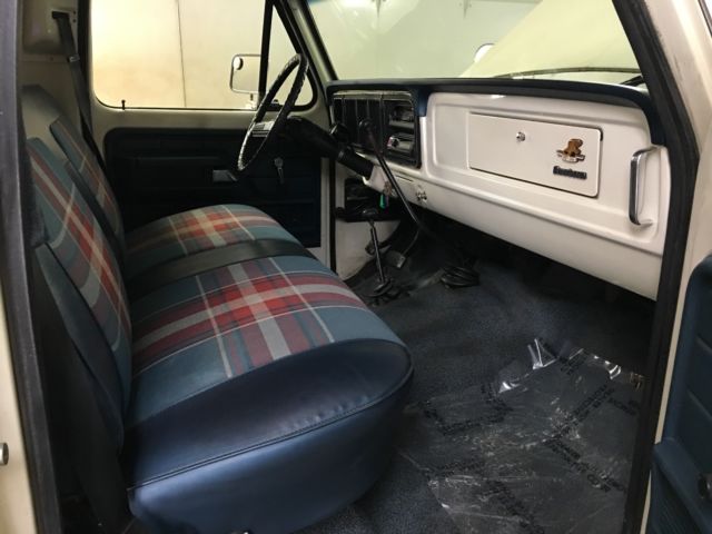 1976 Wimbledon White Ford F-250 Standard Cab Pickup