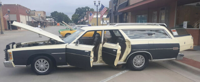 1976 Cream / Flat Black Ford LTD Wagon