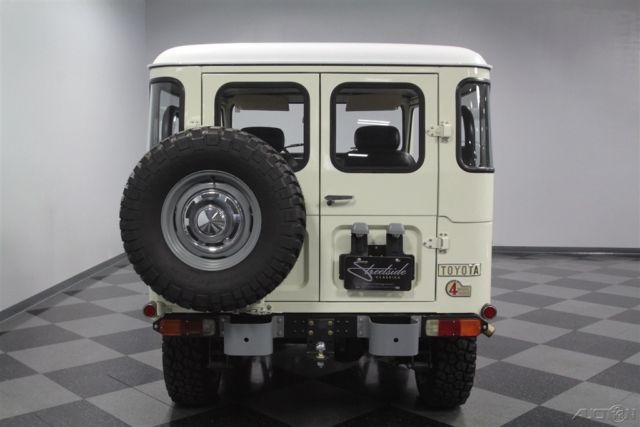 1976 White Toyota FJ40
