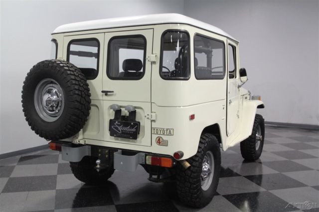 1976 White Toyota FJ40