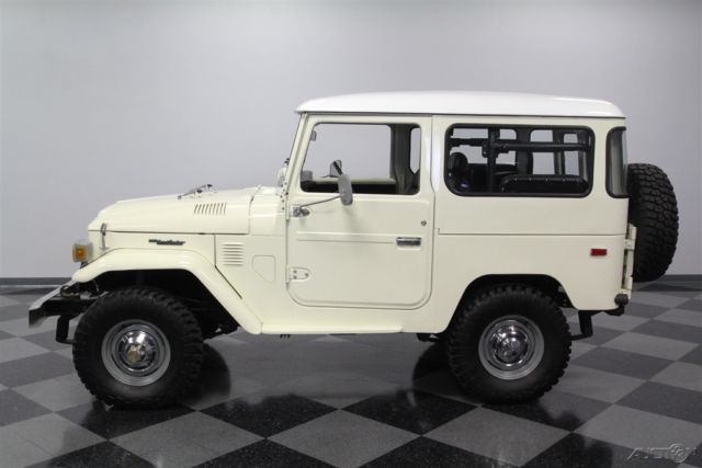 1976 White Toyota FJ40