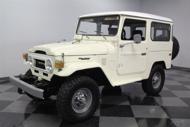 1976 White Toyota FJ40