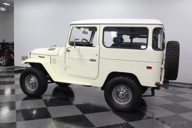 1976 White Toyota FJ40