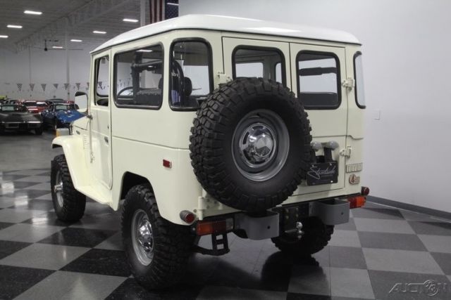 1976 White Toyota FJ40