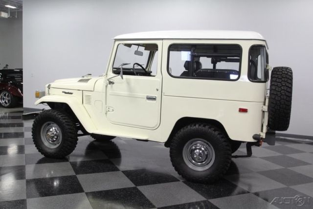 1976 White Toyota FJ40