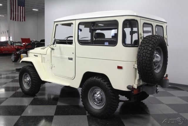 1976 White Toyota FJ40