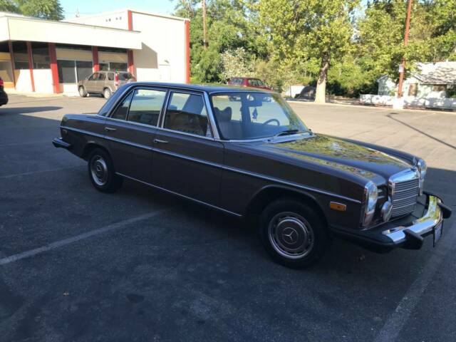 1976 Brown Mercedes-Benz 200-Series Sedan