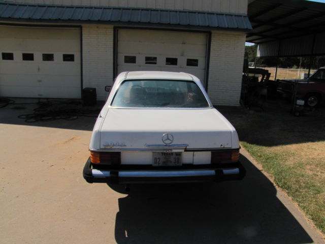 1976 White Mercedes-Benz 200-Series Coupe