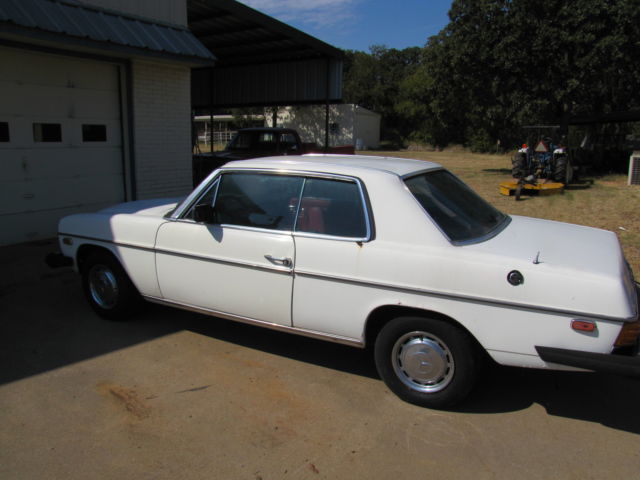 1976 White Mercedes-Benz 200-Series Coupe