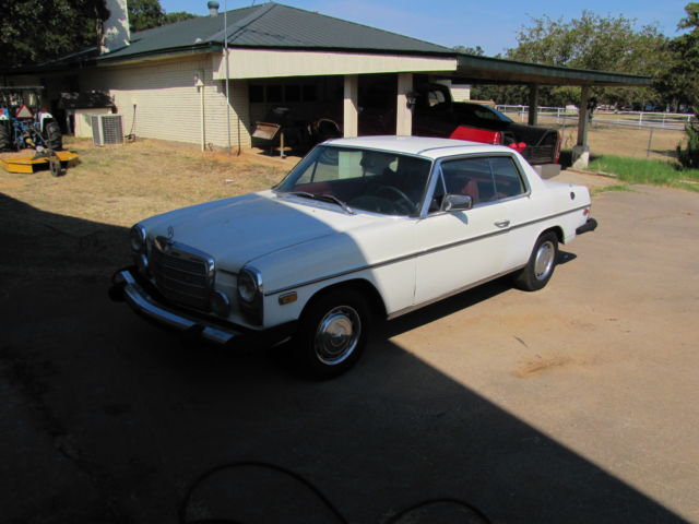 1976 White Mercedes-Benz 200-Series Coupe
