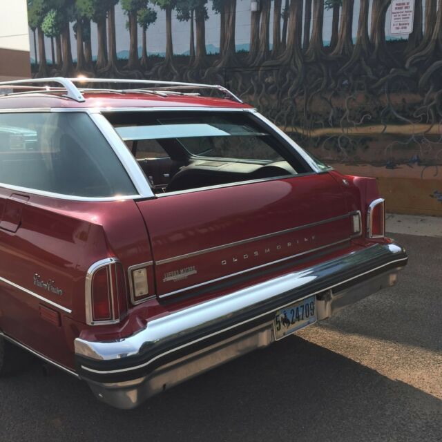 1976 Red Oldsmobile Custom Cruiser Wagon