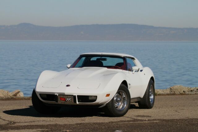 1976 White Chevrolet Corvette Coupe