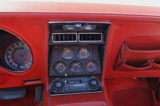 1976 White Chevrolet Corvette Coupe