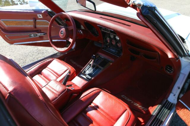 1976 White Chevrolet Corvette Coupe