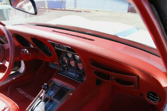1976 White Chevrolet Corvette Coupe