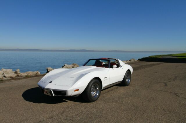 1976 White Chevrolet Corvette Coupe