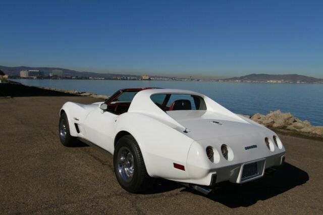 1976 White Chevrolet Corvette Coupe