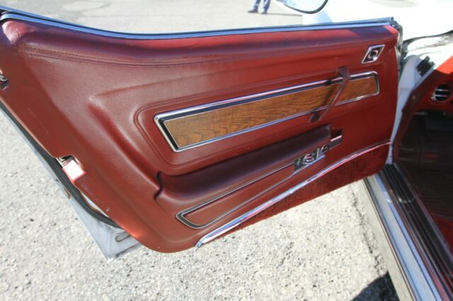 1976 White Chevrolet Corvette Coupe