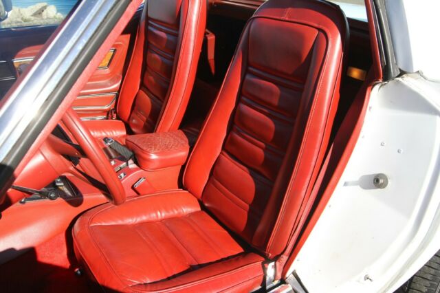 1976 White Chevrolet Corvette Coupe