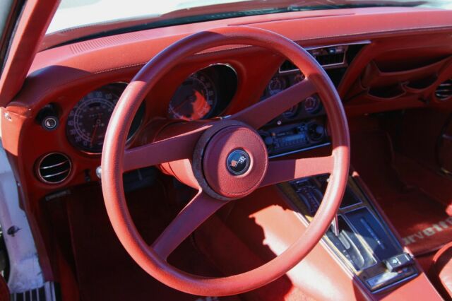 1976 White Chevrolet Corvette Coupe