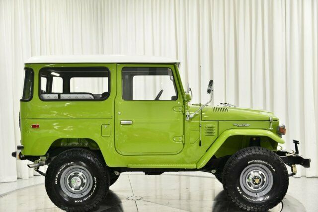 1976 Green Toyota FJ Cruiser SUV