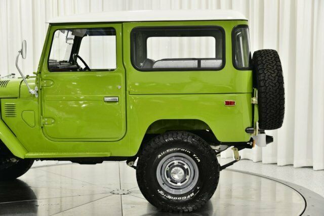 1976 Green Toyota FJ Cruiser SUV