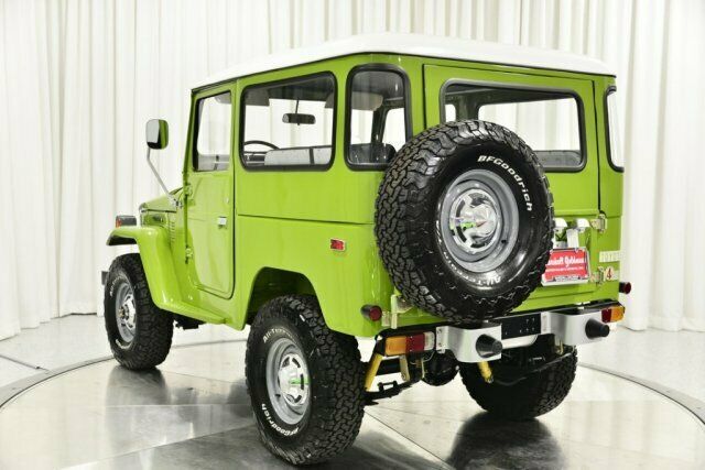 1976 Green Toyota FJ Cruiser SUV