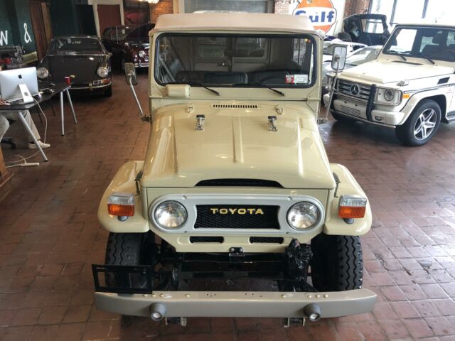 1976 Biege Toyota FJ Cruiser SUV