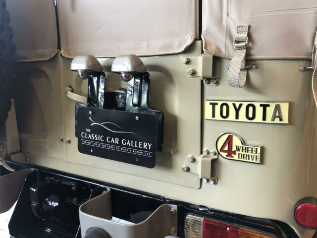 1976 Biege Toyota FJ Cruiser SUV