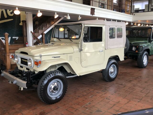 1976 Biege Toyota FJ Cruiser SUV
